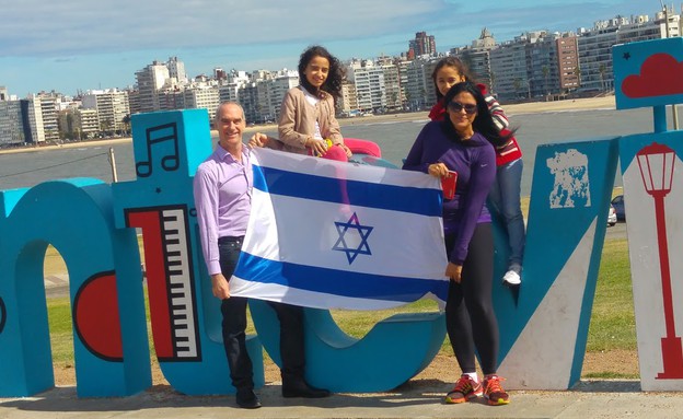 שליחי הסוכנות היהודית עם דגל ישראל ברחבי העולם (צילום: יחסי ציבור)