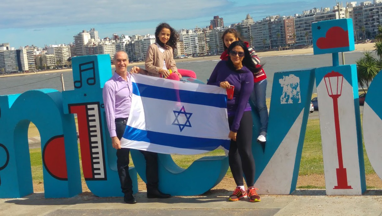 שליחי הסוכנות היהודית עם דגל ישראל ברחבי העולם
