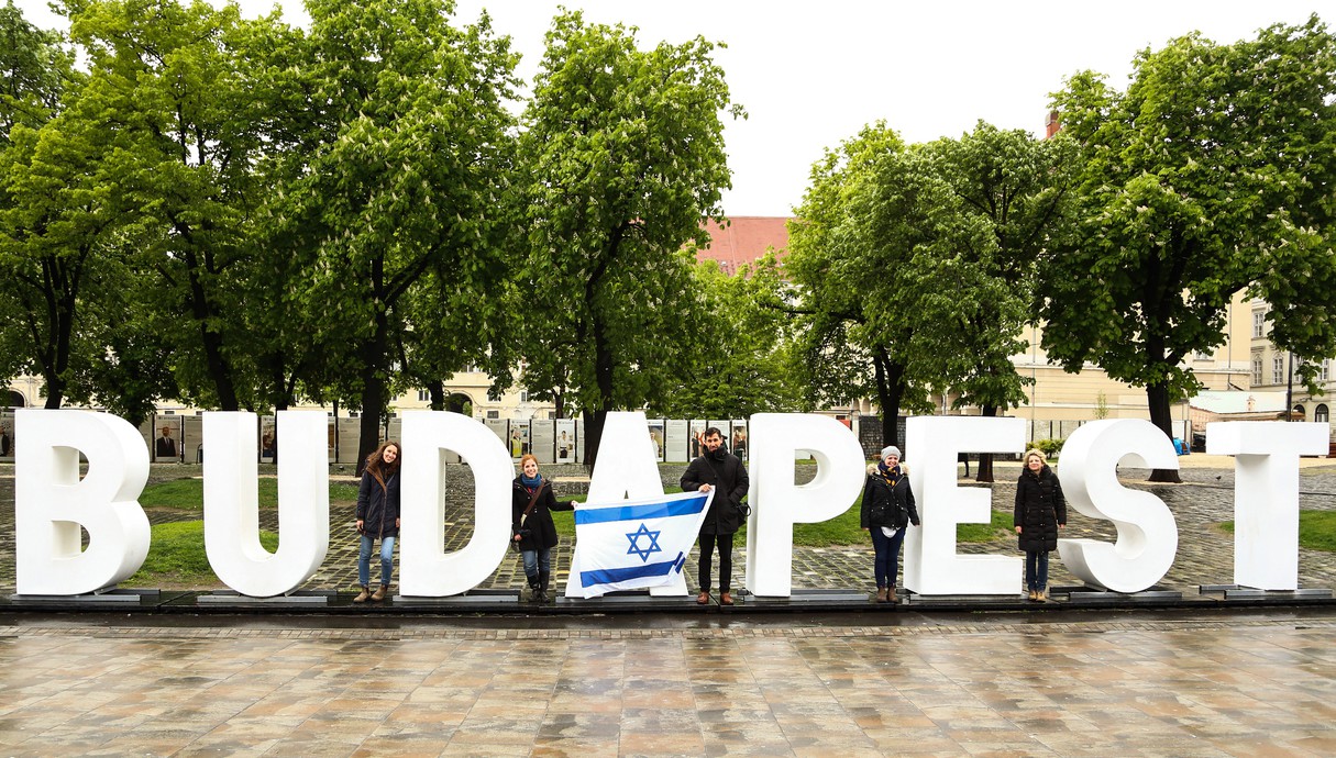 שליחי הסוכנות היהודית עם דגל ישראל ברחבי העולם