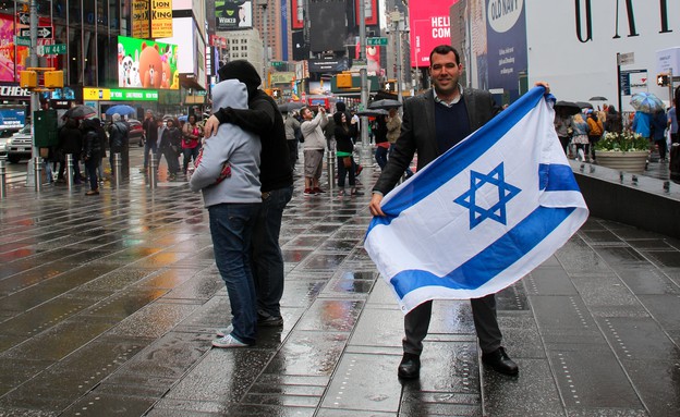 שליחי הסוכנות היהודית עם דגל ישראל ברחבי העולם (צילום: יחסי ציבור)