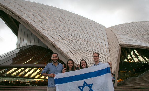 שליחי הסוכנות היהודית עם דגל ישראל ברחבי העולם (צילום: יחסי ציבור)