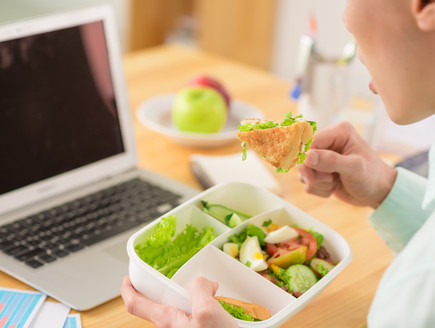לאכול במשרד (אילוסטרציה: Shutterstock)