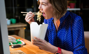לאכול במשרד (אילוסטרציה: Shutterstock)