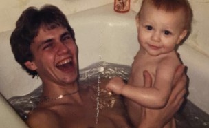 אב ובנו באמבטיה (צילום: יחסי ציבור)