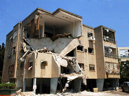 בניין שנפגע מרקטה במלחמת לבנון השנייה (צילום: משה מילנר, לע