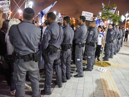 השוטרים חוצצים בין המפגינים למשתתפים (צילום: קובי ריכטר/TPS)