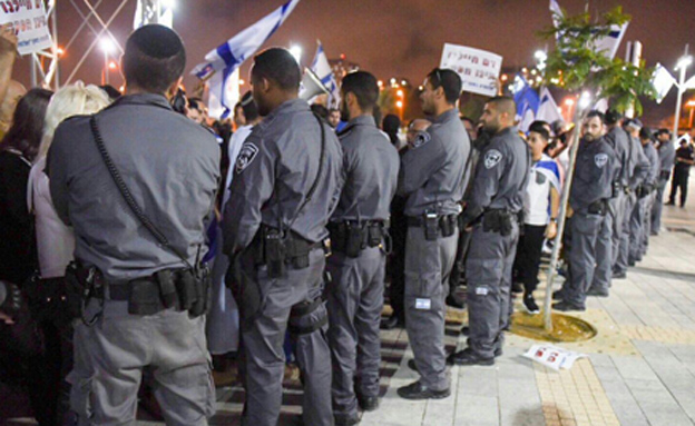 השוטרים חוצצים בין המפגינים למשתתפים (צילום: קובי ריכטר/TPS)