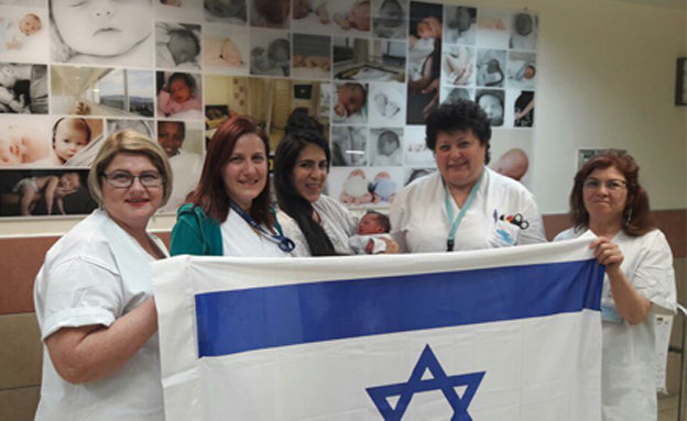 תינוקת ראשונה לשנת ה-70 למדינת ישראל (צילום: המרכז הרפואי זיו)