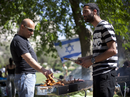 עושים על האש (צילום: פלאש 90 \ יונתן סינדל)