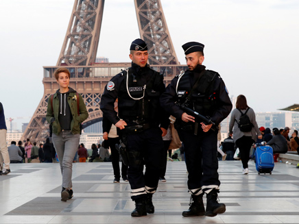 שוטרים בפריז (צילום: רויטרס)