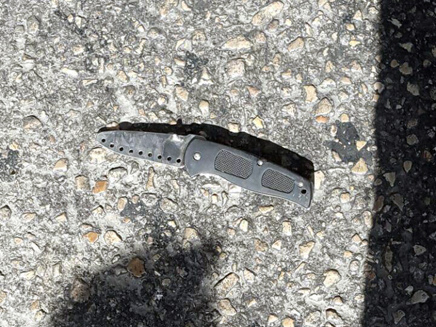 הסכין שנמצאה בזירה (צילום: דוברות המשטרה)