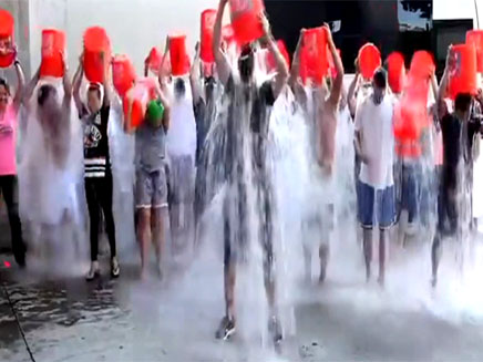 אנשים משתתפים באתגר דלי הקרח (צילום: יוטיוב)