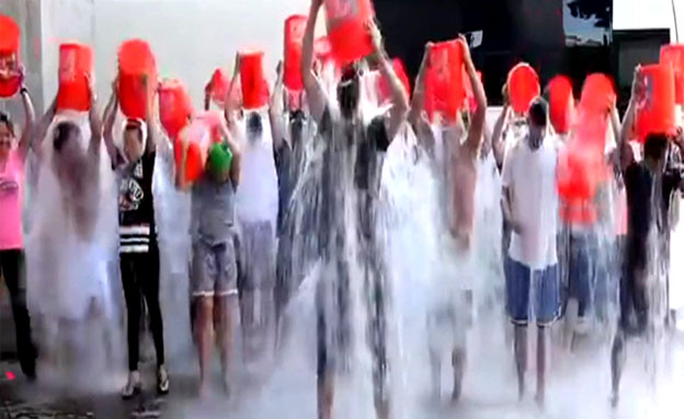 אנשים משתתפים באתגר דלי הקרח (צילום: יוטיוב)
