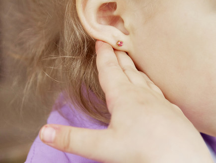 ילדה עם חורים באוזניים (צילום: Shutterstock)
