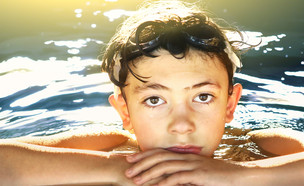 נער צעיר בבריכה (צילום: Shutterstock, מעריב לנוער)