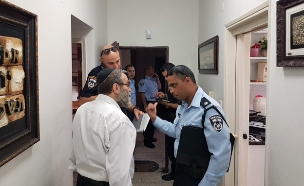 ביתו של חבר הכנסת גפני, נגרם נזק לדלתו (צילום: דוברות המשטרה)