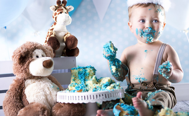 תינוק חוגג יום הולדת עם עוגה (צילום: Shutterstock)