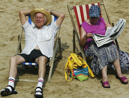 זוג זקנים בחוף הים (צילום: Michael Steele, GettyImages IL)