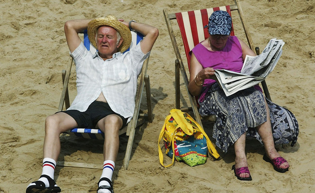 זוג זקנים בחוף הים (צילום: Michael Steele, GettyImages IL)