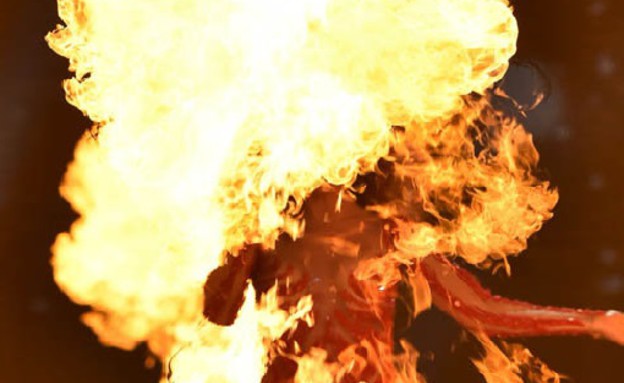 עולה באש (צילום: צילום מסך, יוטיוב)