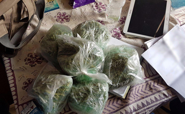 הסמים שנמצאו בדירה (צילום: דוברות המשטרה)