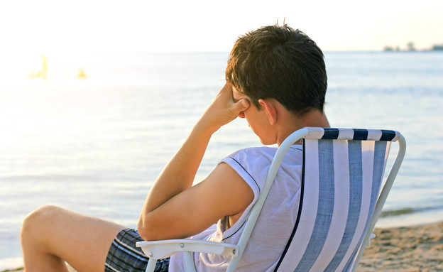 נער עצוב בים (צילום: Shutterstock, מעריב לנוער)