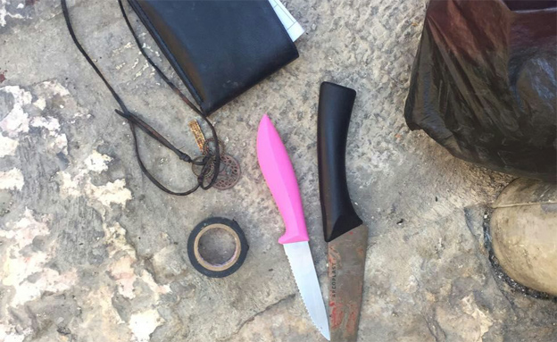 הסכינים שנתפסו על המחבל (צילום: דוברות המשטרה)