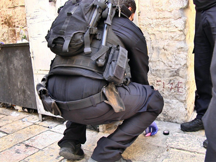 שוטר בזירת הפיגוע (צילום: דוברות המשטרה)