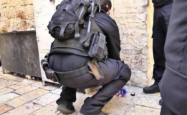 שוטר בזירת הפיגוע (צילום: דוברות המשטרה)