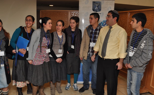 קומץ מצטיינים עם שר שלום ג'רבי - מנכ"ל רשות השירות הלאומי אזרחי קומץ מצטיינים עם שר שלום ג'רבי - מנכ"ל רשות השירות הלאומי אזרחי