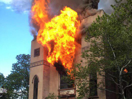 שריפת ענק בבית הכנסת במנהטן. צפו