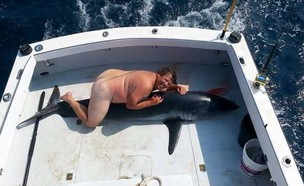 גבר עירום על כריש (צילום: יחסי ציבור)