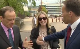 מגיש ה-BBC נוגע בחזה של אישה (צילום: BBC, צילום מסך)