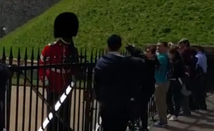 חייל משמר המלכה צועק על תייר (צילום: צילום מסך מתוך youtube)