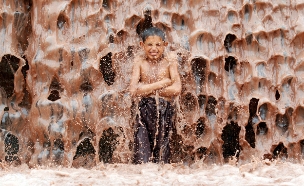 מקלחת בבוץ: תמונות השבוע בעולם (צילום: רויטרס)