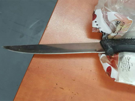 הסכין שאחזה החשודה (צילום: דוברות המשטרה)