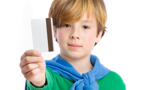 ילדים עם כרטיסי אשראי (צילום: ShutterStock)
