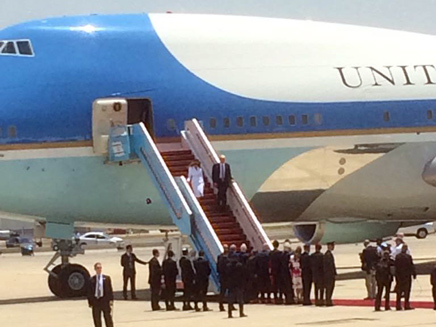 טראמפ ורעייתו יוצאים מהמטוס (צילום: שגיא וייץ)