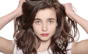 נערה מושכת בשיער (צילום: Shutterstock, מעריב לנוער)