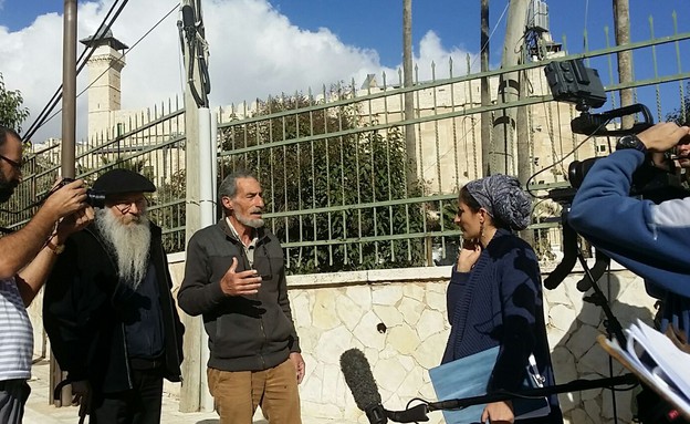 מנורה בצילומי הסרט ליד מערת המכפלה בחברון