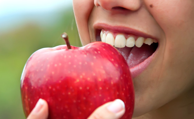 אוכלת תפוח (צילום: Glayan, Shutterstock)
