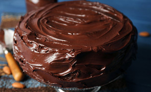 עוגת שוקולד מצופה (צילום: Africa Studio, Shutterstock)
