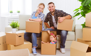 משפחה עוברת דירה (אילוסטרציה: Evgeny Atamanenko, Shutterstock)
