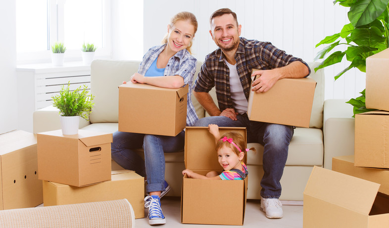 משפחה עוברת דירה (אילוסטרציה: Evgeny Atamanenko, Shutterstock)