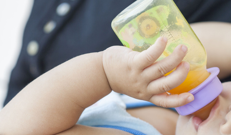 תינוק שותה מיץ תפוזים (צילום: PHENPHAYOM, Shutterstock)