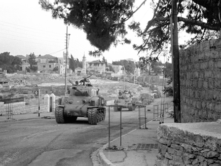 טור טנקים עולה לעיר העתיקה (צילום: באדיבות ארכיון צה