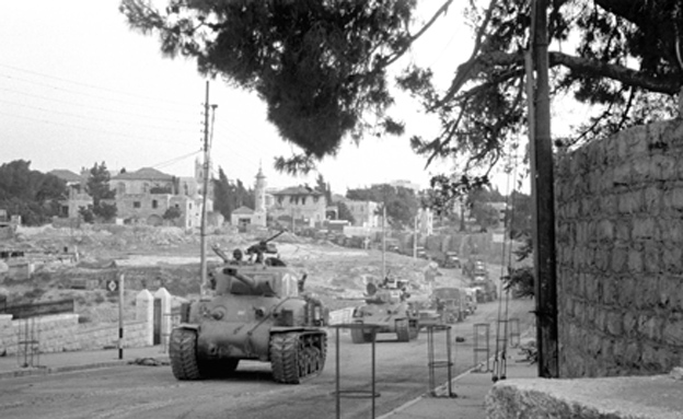טור טנקים עולה לעיר העתיקה (צילום: באדיבות ארכיון צה"ל במשרד הביטחון / בני הדר)