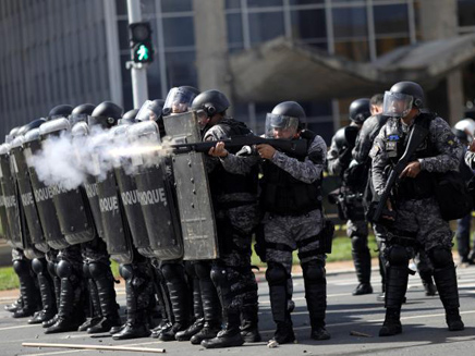המשטרה הופתעה בעצמת ההפגנות (צילום: רויטרס)