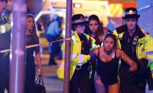 פינוי הפצועים מזירת הפיגוע במנצ'סטר (צילום: CNN, Joel Goodman)