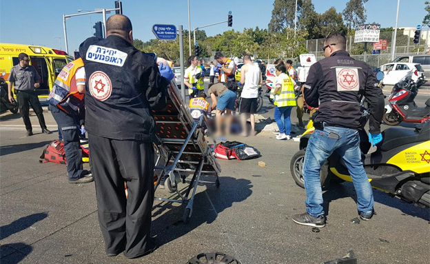 שתי הפצועות פונו באורח קשה לבתי החולים (צילום: דוברות מד"א)